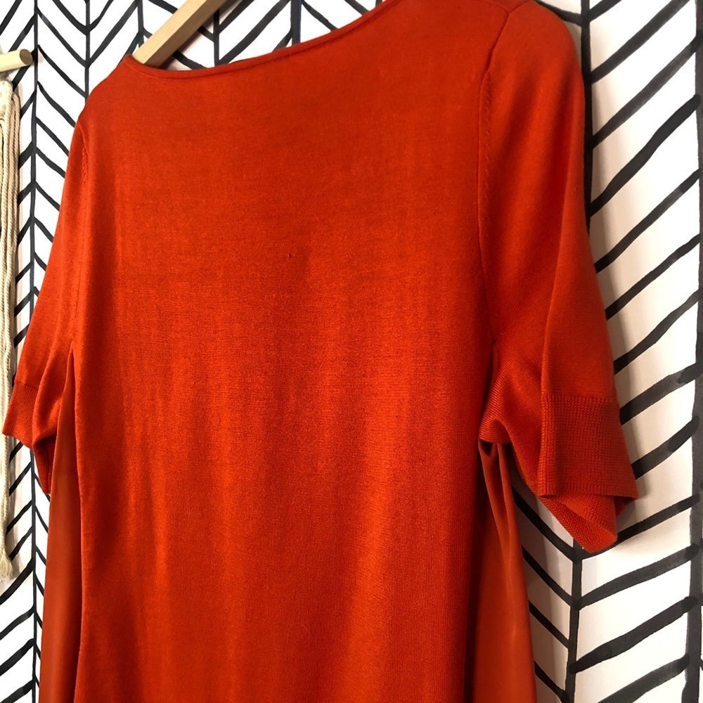 ST JOHN | Jersey Knit Bateau Neck HighLow Top - Picture 11 of 12